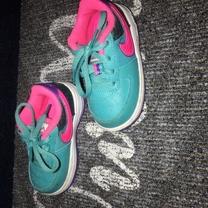 lil girls Nike’s